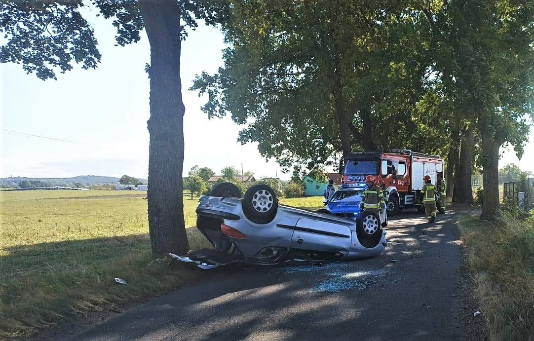 Z przekazanych informacji wynikało, że pojazd, którym podróżowały 4 osoby, dachował wypadek Wiadomości, Olsztyn, zemptypost, zPAP