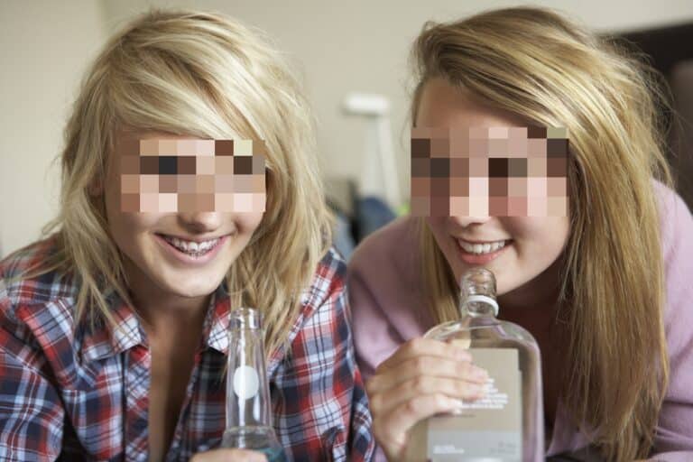 Celebrowały nowy rok szkolny z alkoholem. 16-latki wybrały sobie miejsce tuż pod oknami Straży Miejskiej