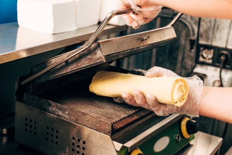 Nie chciano mu sprzedać kebaba. Uszkodził prowadnice drzwi, wyłamał zabezpieczenia oraz wybił szybę