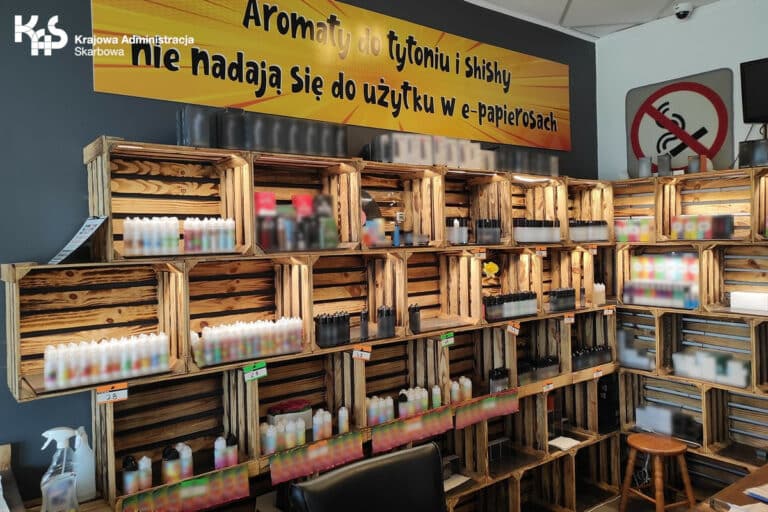 Nielegalny liquid? Nalot celników na popularny sklep z e-papierosami