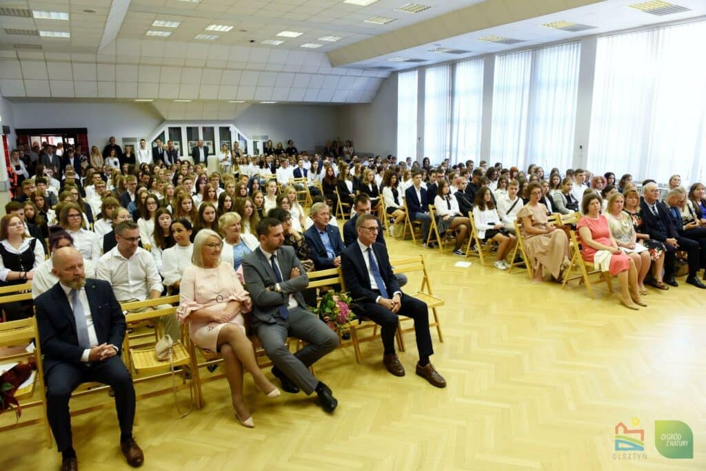 Po dwumiesięcznej przerwie w olsztyńskich szkołach rozbrzmiał pierwszy dzwonek roku 2022/23 szkoła Olsztyn, Wiadomości
