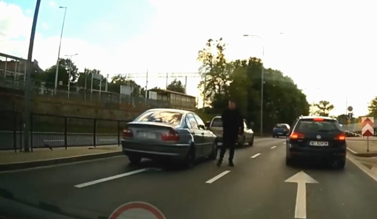Zbyt wielkie nerwy podczas korków na ul. Artyleryjskiej? Kierowca uszkodził lusterko BMW własną pięścią