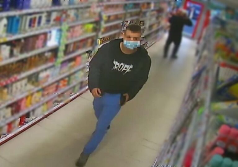 31-latek wpadł z narkotykami, bo kradł w markecie cienie do powiek