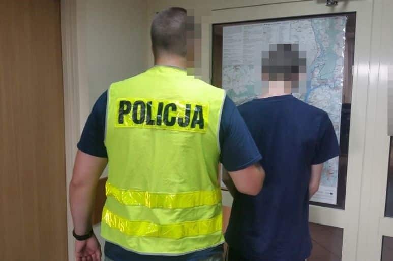 Policjanci zatrzymali 17-latka, który substancją żrącą oblał dwa zaparkowane samochody wandalizm Olsztyn, Wiadomości