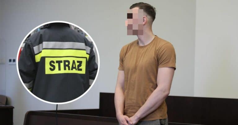 Mężczyzna w brązowej koszulce i z zasłoniętym twarzą podczas rozprawy sądowej, obok symboliczna odzież strażaka.