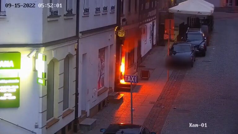 Wr&oacute;ciły mroczne czasy? Podpalono lokal na olsztyńskiej star&oacute;wce
