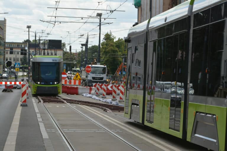 Tramwaje na p&oacute;łmetku? Inwestycja ma zostać zakończona październiku przyszłego roku