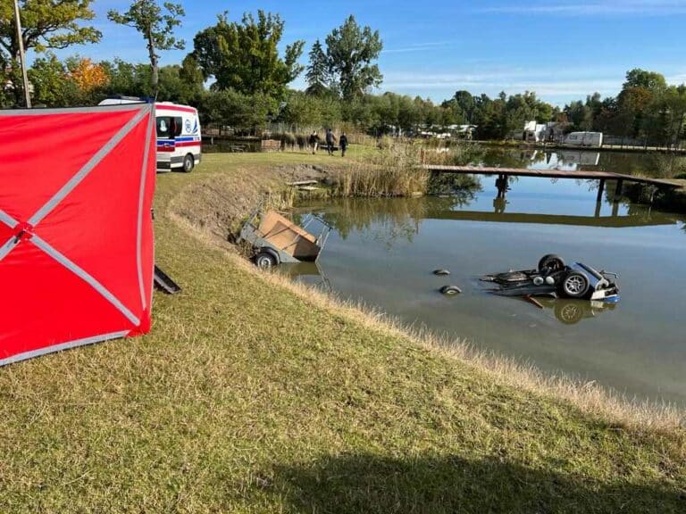 Mężczyzna wydobyty z zatopionego auta nie żyje