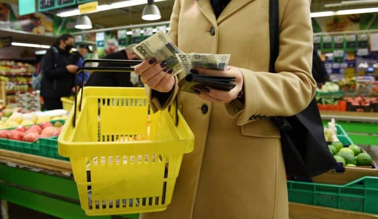 Drożyzna nadal bije ze sklepowych półek. Niesamowite ile w sierpniu ceny poszły w górę