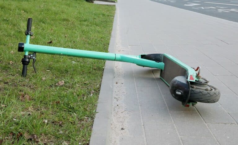 19-latek koło Plaży Miejskiej stracił panowanie nad hulajnogą. Dostał mandat 2,8 tys. zł