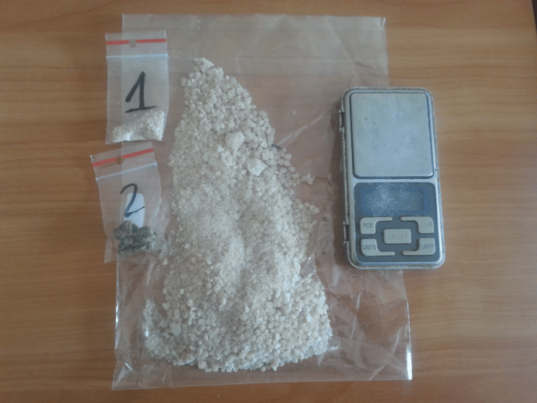 Trzymając na kolanach wagę jubilerską, odważał woreczek foliowy z białym proszkiem. Nietypowe zachowani zwr&oacute;ciło uwagę policjant&oacute;w