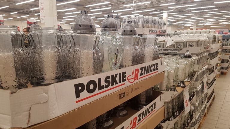 Ceny zniczy wystrzeliły! Sprawdziliśmy olsztyńskie sklepy: Biedronka, Carrefour, Intermarche i Auchan