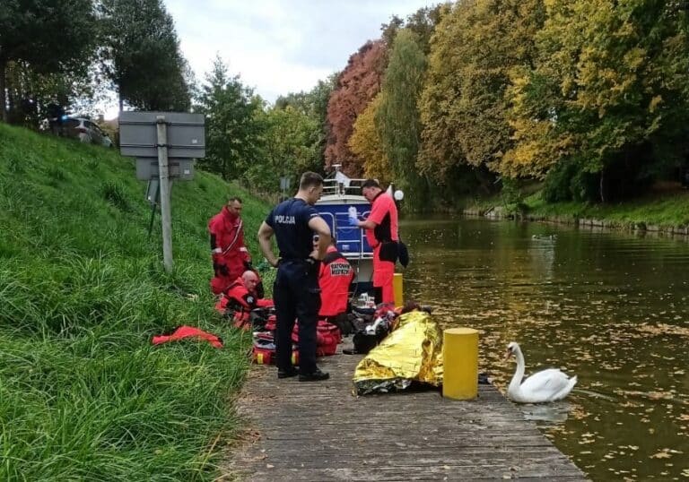 Dramat na śluzie. Służby reanimowały męża, a żonę porwał nurt