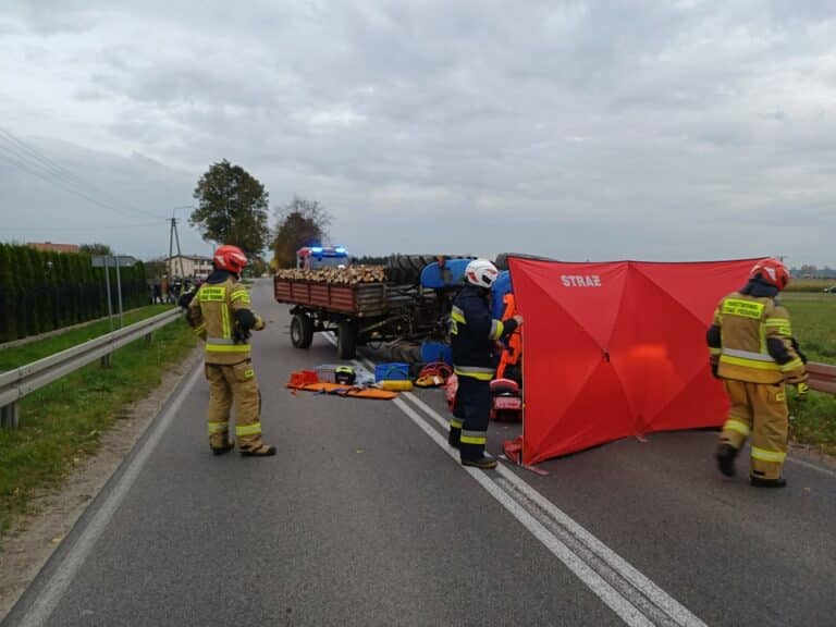 Zginął kierowca. Ciągnik wjechał do rowu, przewrócił się