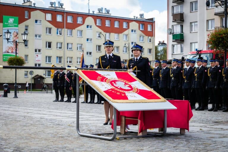 Ceremonia nadania sztandaru państwowej straży pożarnej w Nidzicy z wypadkiem w tle