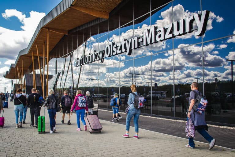 Lotnisko w Szymanach przynosi gigantyczne straty. Czy warto do niego dopłacać?