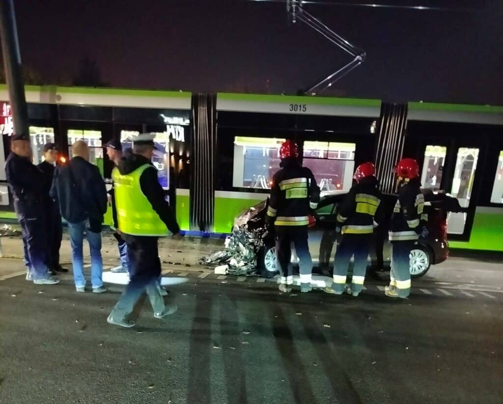 Wielka kraksa pod KFC. Ford wjechał w tramwaj wypadek Olsztyn, Wiadomości