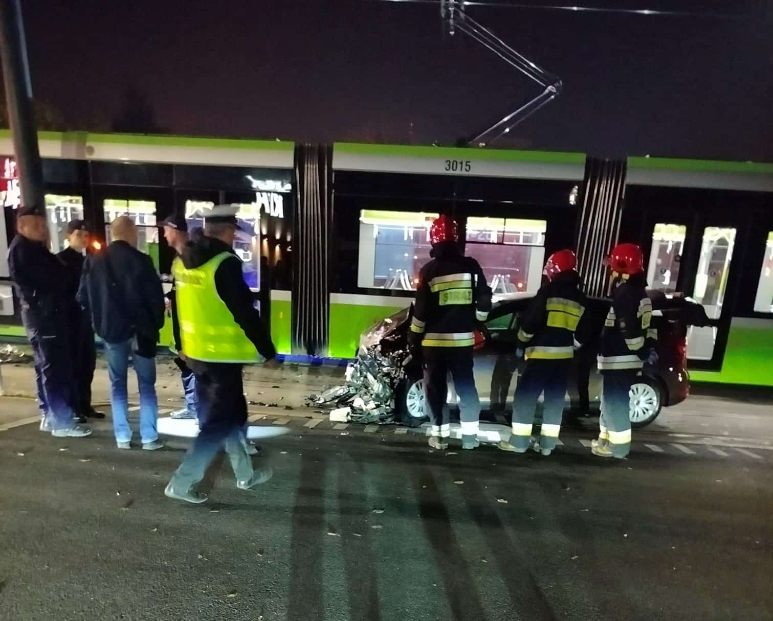 Mamy nagranie z ITS jak 65-latek fordem wjeżdża w tramwaj koło KFC wypadek Olsztyn, Wiadomości