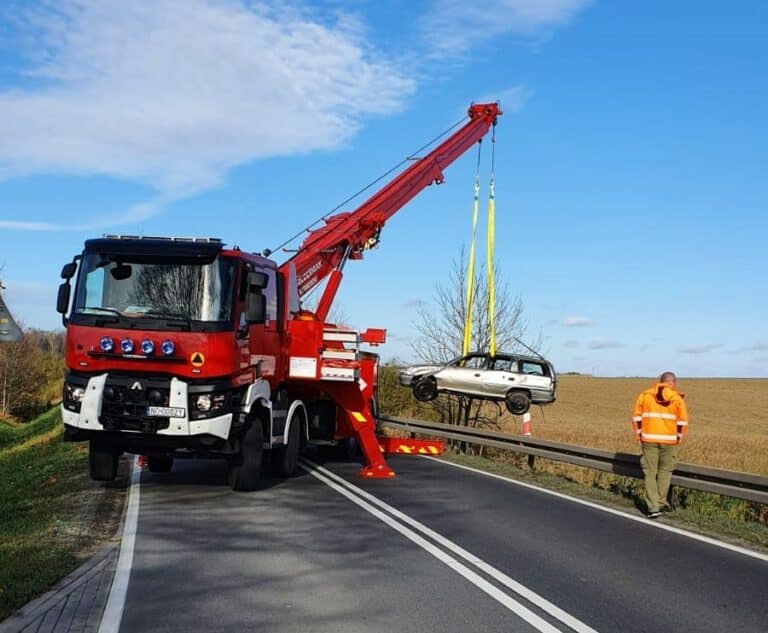 Zagadkowe zdarzenie. Auto trzeba było wyciągać dźwigiem