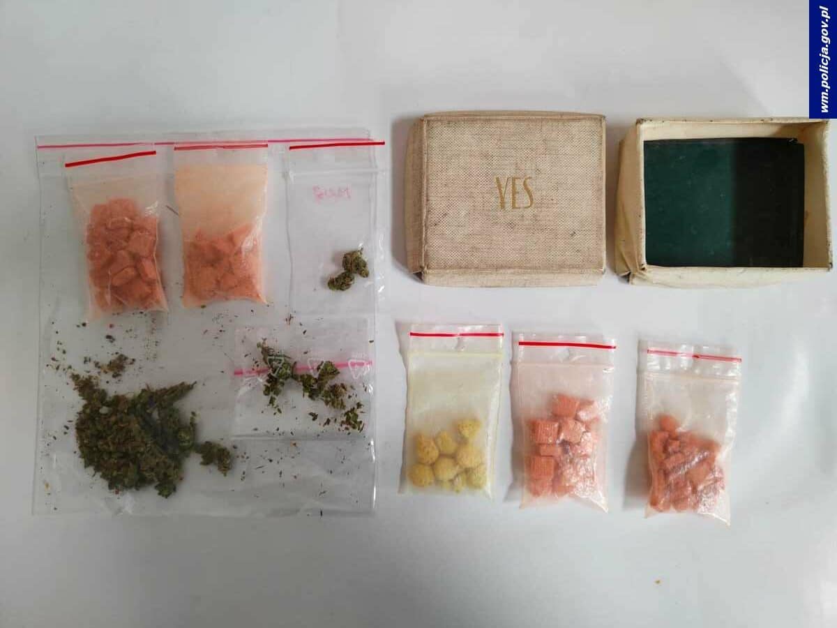 Podczas kontroli drogowej policjanci ujawnili przy 16-latku 60 sztuk odurzających tabletek narkotyki Galerie, Olsztyn, Wiadomości