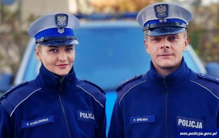 Policjanci z drogówki pomogli kobiecie, której życie i zdrowie było zagrożone