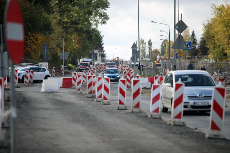 Nowa organizacja ruchu na ul. Wyszyńskiego i Syn&oacute;w Pułku