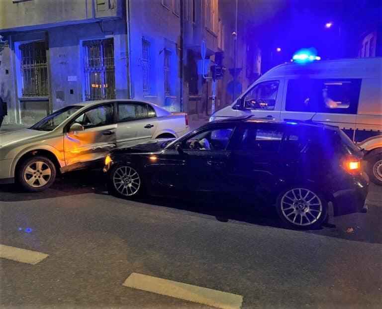 Pijany kierowca BMW wjechał w opla na ul. Pieniężnego
