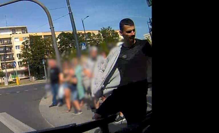 Pod ratuszem zaatakował jadący autobus miejski. Wymierzył cios z&hellip; gł&oacute;wki. Źle to się skończyło