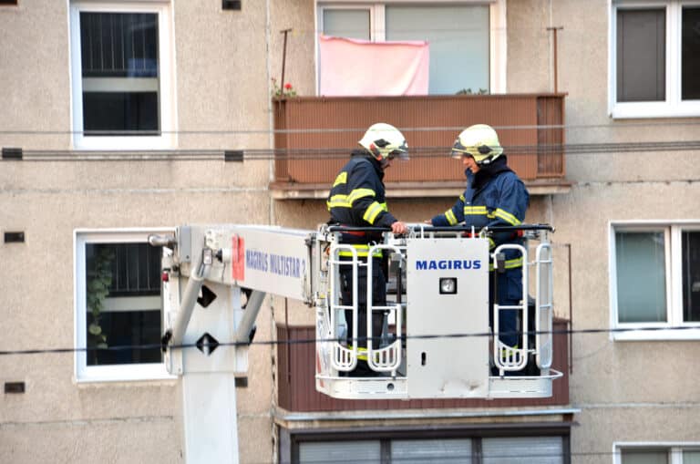 Półtoraroczne dziecko zatrzasnęło mamę na balkonie