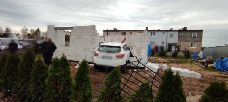 64-letnia kierująca wjechała w dom