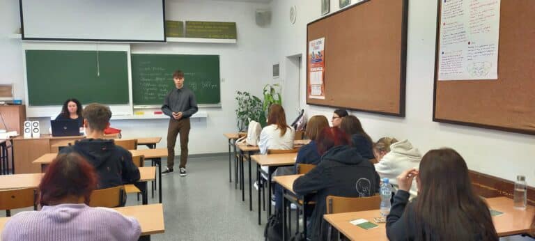 Bartosz d&rsquo;Obyrn&nbsp;namawiał uczni&oacute;w VI LO do działania organizacji charytatywnej