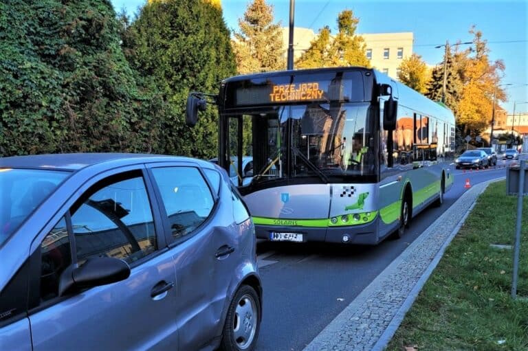 Dość poważna kolizja z udziałem autobusu miejskiego w centrum Olsztyna. Sprawcą 70-letnia kierująca?