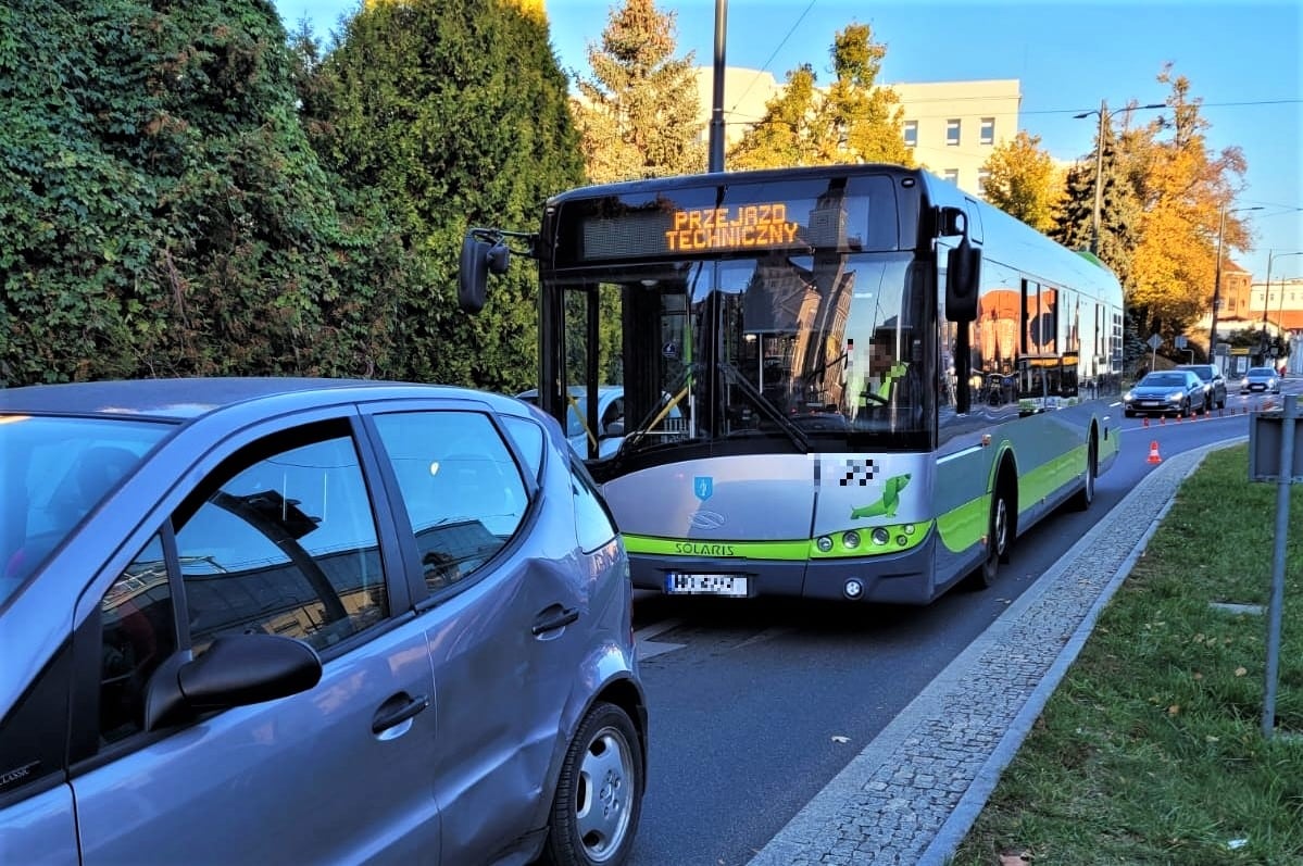 Dość poważna kolizja z udziałem autobusu miejskiego w centrum Olsztyna. Sprawcą 70-letnia kierująca? wypadek Iława, Wiadomości