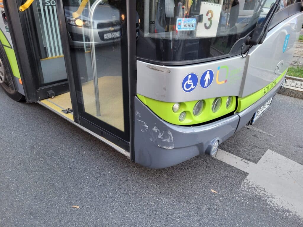 Dość poważna kolizja z udziałem autobusu miejskiego w centrum Olsztyna. Sprawcą 70-letnia kierująca? wypadek Olsztyn, Wiadomości