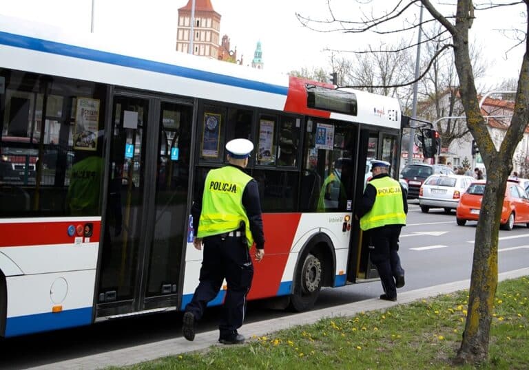 Pasażer autobusu komunikacji publicznej nie chciał opuścić pojazdu. Interweniował patrol policji