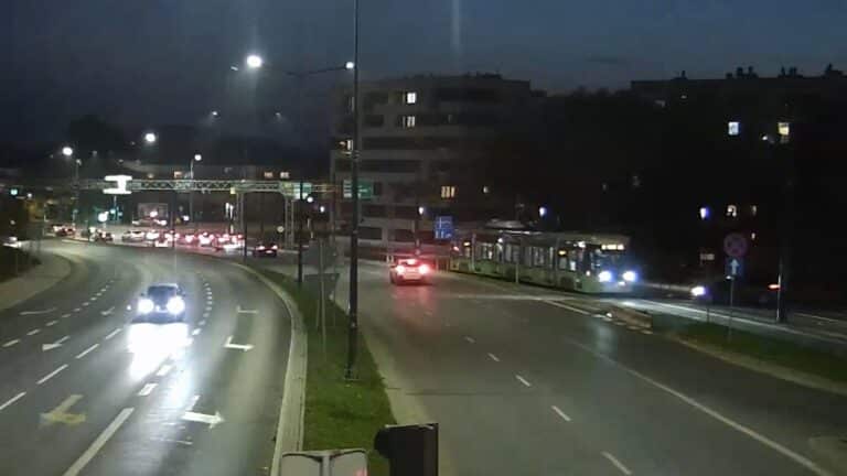 Mamy nagranie z ITS jak 65-latek fordem wjeżdża w tramwaj koło KFC