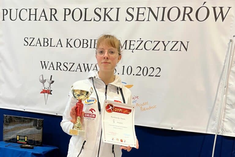 Siedemnastoletnia Aniela Kozłowska z Olsztyn udowodniła, że jest liczącą się szablistką w Polsce