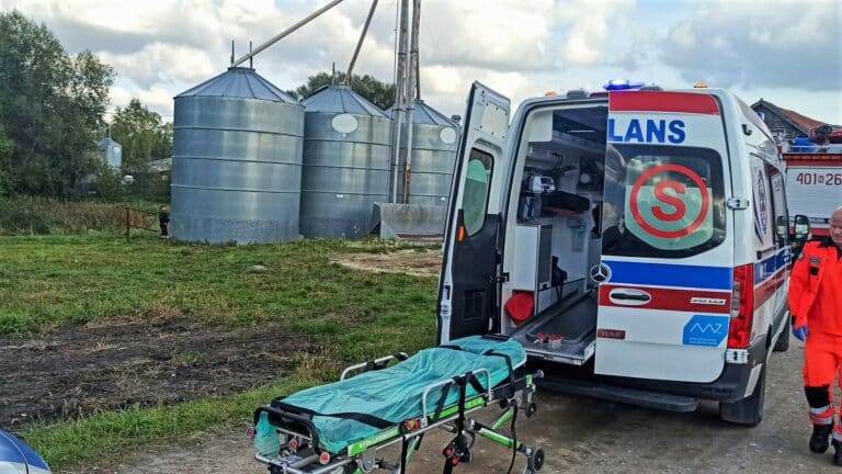 Śmierć w gospodarstwie. Został wciągnięty przez mechanizm ssący