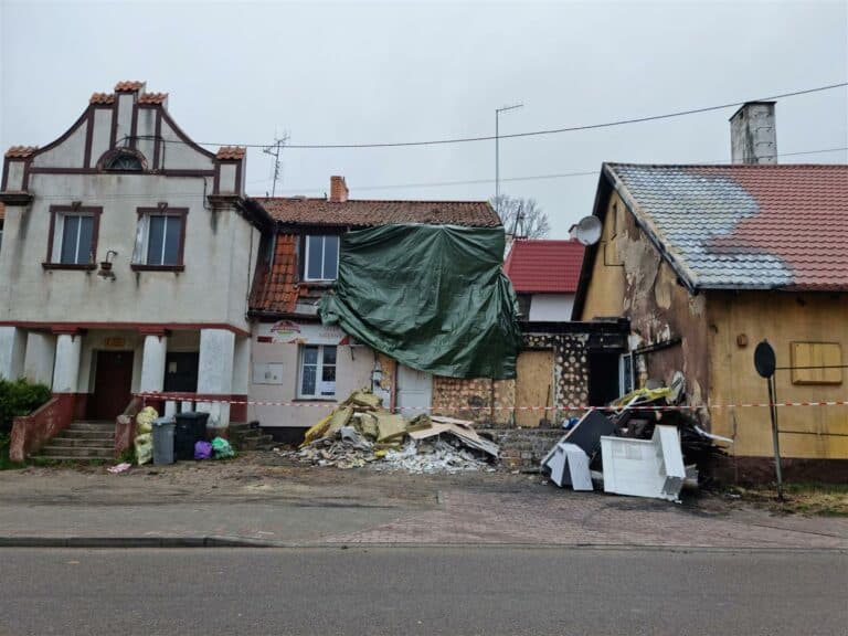 Huczy od plotek. Salon fryzjerski spłonął przez podpalony samoch&oacute;d?