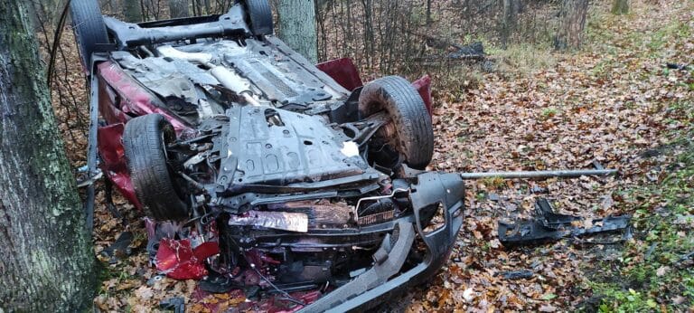 W wyniku zderzenia dacia dachowała. Pasażerka jadąca tym autem została przewieziona do szpitala
