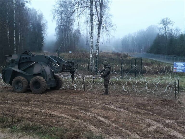 Żołnierze 16. Dywizji wspierają jednostki inżynieryjne przy budowie zapory na granicy z Rosją