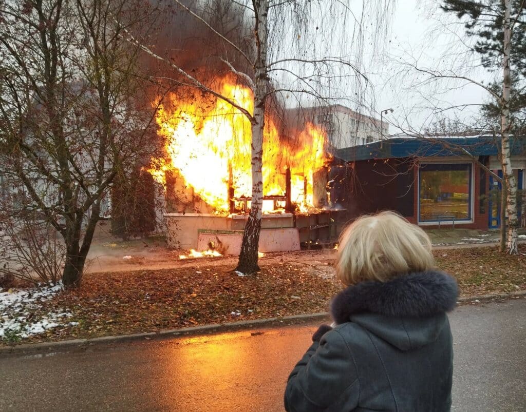 Właścicielowi warzywniaka życie uratował przechodzień, który sam też został poparzony pożar Olsztyn, Wiadomości