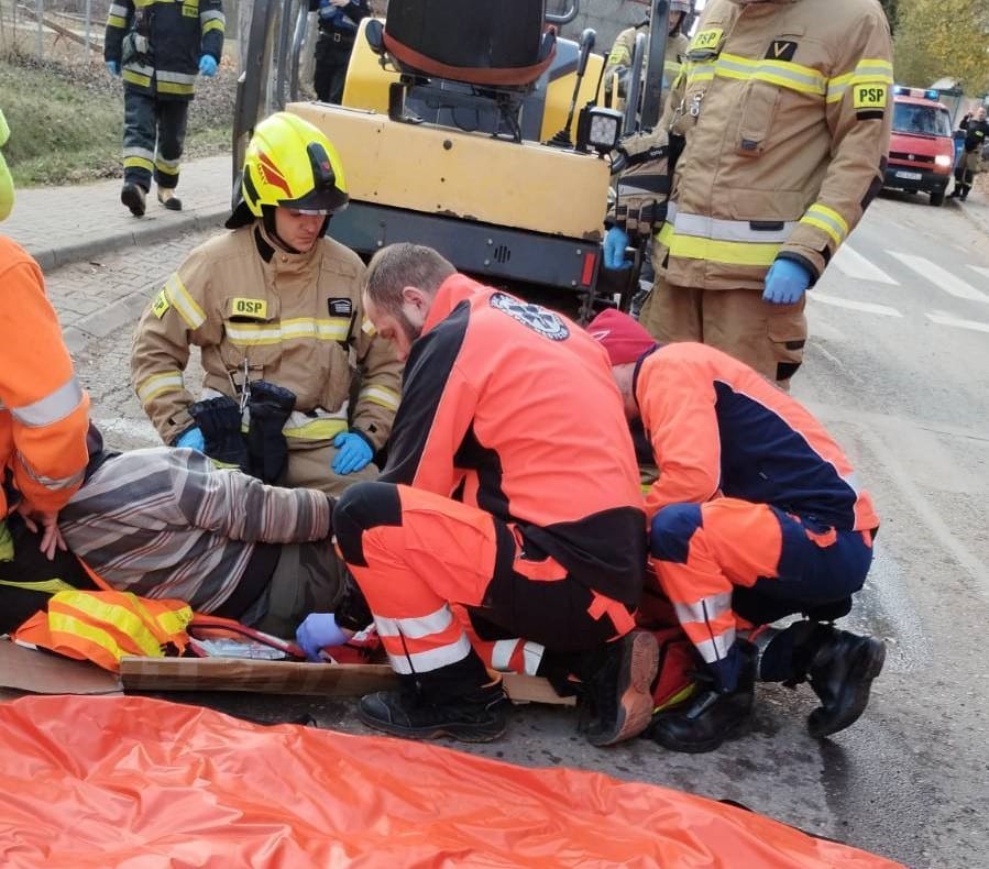 Mężczyzna wpadł pod walec drogowy wypadek Olsztyn, Wiadomości