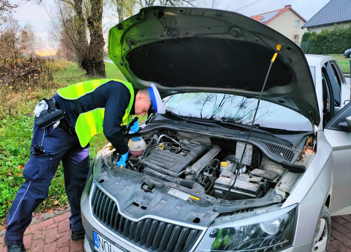 Jechał z niesprawnym oświetleniem. Uniknął mandatu, bo... policjant wymienił mu żarówkę kontrola drogowa Olsztyn, Wiadomości, zPAP