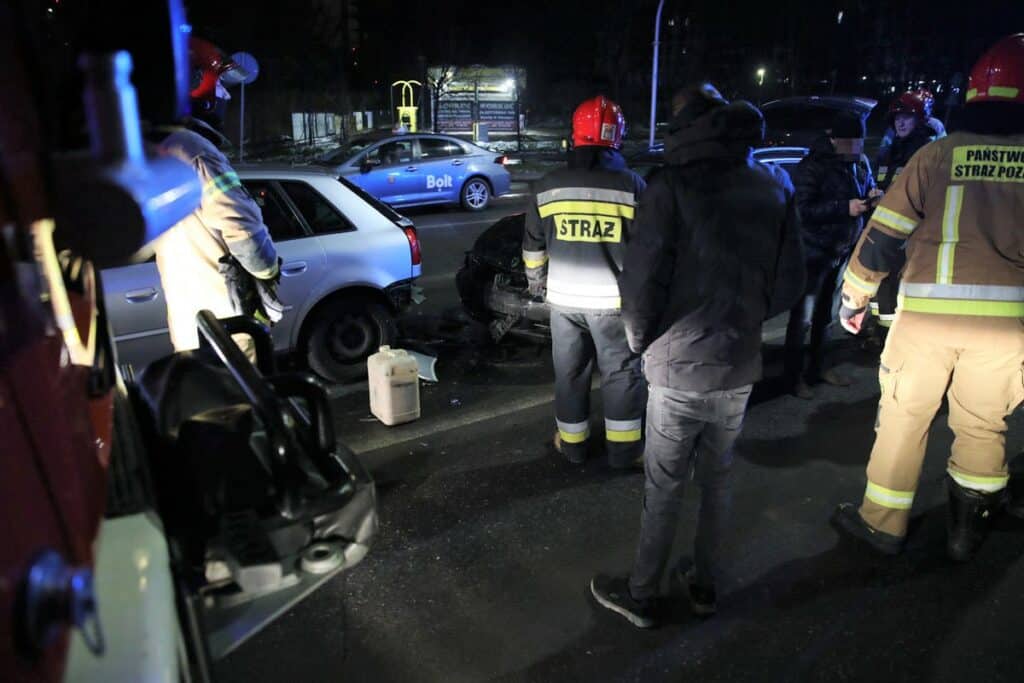 Kraksa pod KFC. Agresywny kierowca BMW wjechał w Audi A3, a te w Audi A4 wypadek Olsztyn, Wiadomości
