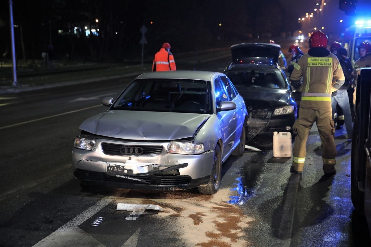 Kraksa pod KFC. Agresywny kierowca BMW wjechał w Audi A3, a te w Audi A4 wypadek Olsztyn, Wiadomości
