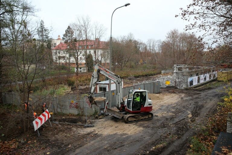 W Olsztynie powstaje kolejny apartamentowiec zamiast starej przystani kajakowej
