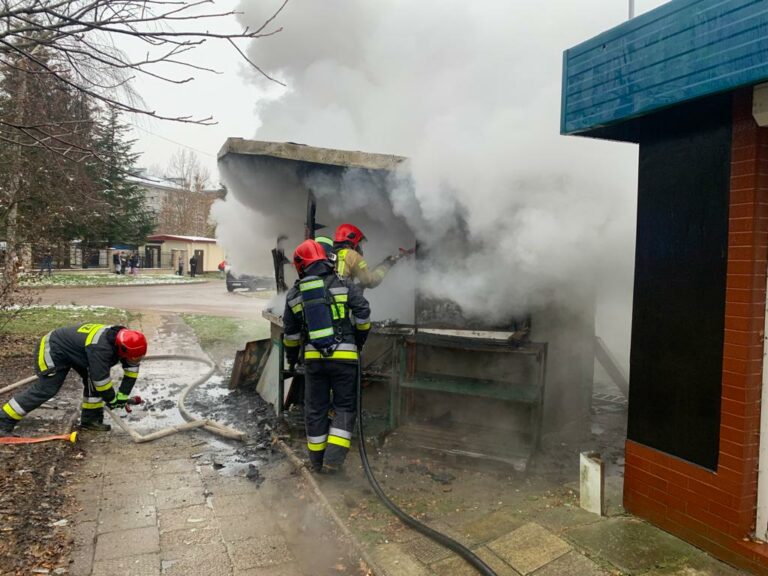 Właścicielowi warzywniaka życie uratował przechodzień, kt&oacute;ry sam też został poparzony