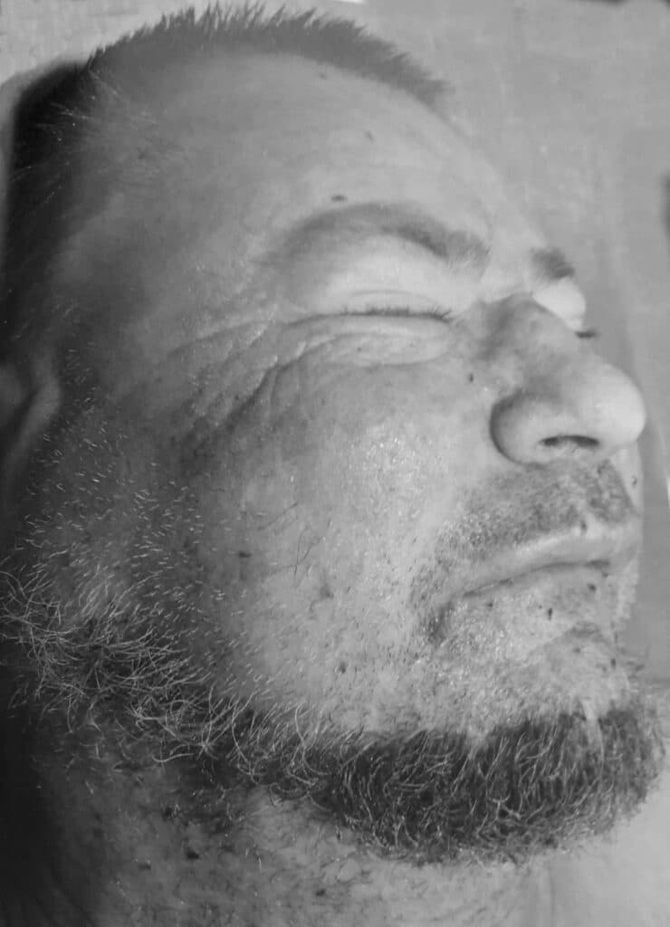 Kim jest? Policja publikuje zdjęcie martwego mężczyzny, którego znaleziono na pętli przy ul. Barcza zgon Olsztyn, Wiadomości