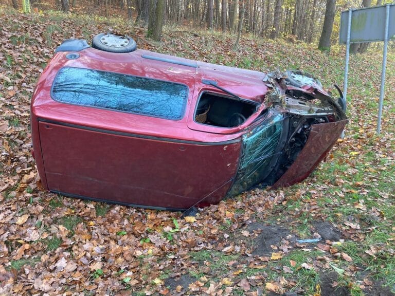 Uderzył w naczepę pojazdu ciężarowego jadącego z naprzeciwka i zjechał do przydrożnego rowu